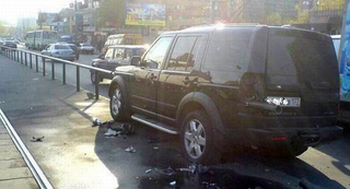Illustration for article titled Russian Driver Thinks He's Tony Hawk, Impales Land Rover On Pole